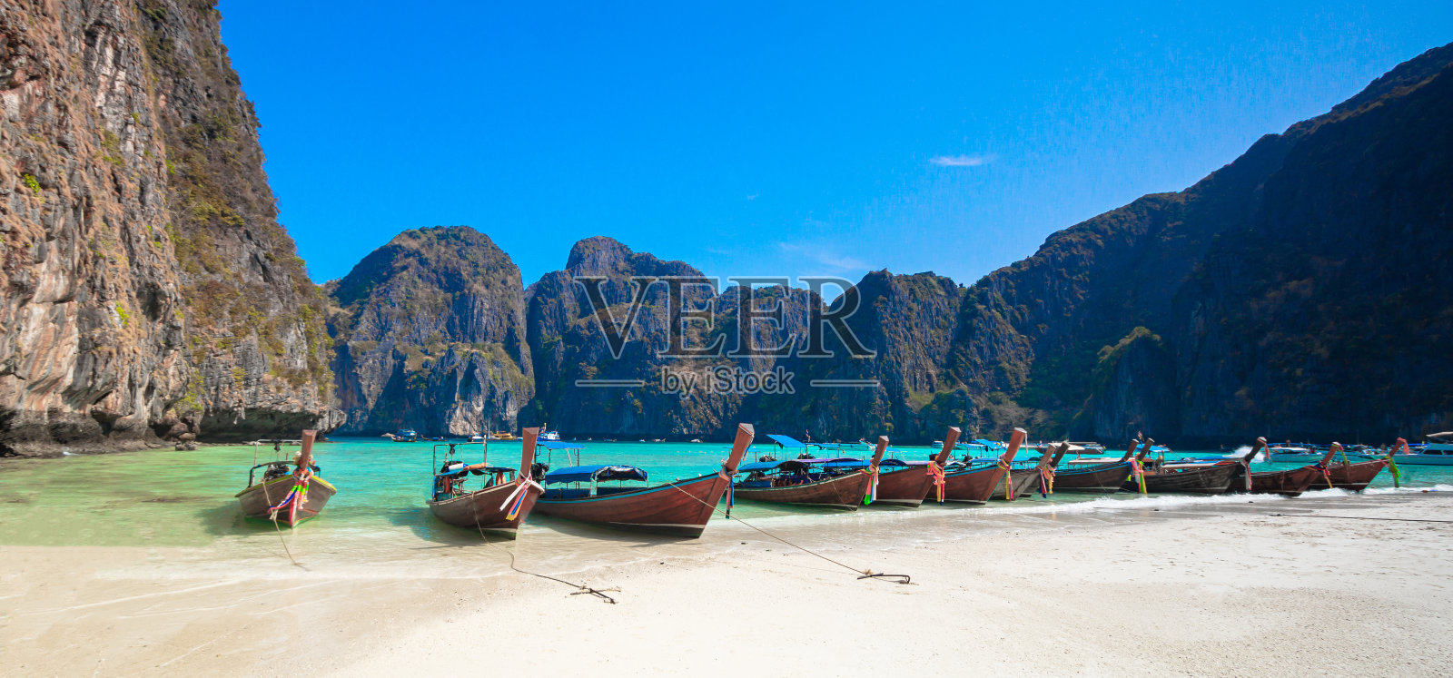 长尾船在美丽的玛雅湾海滩,披披列岛甲米省,泰国照片摄影图片