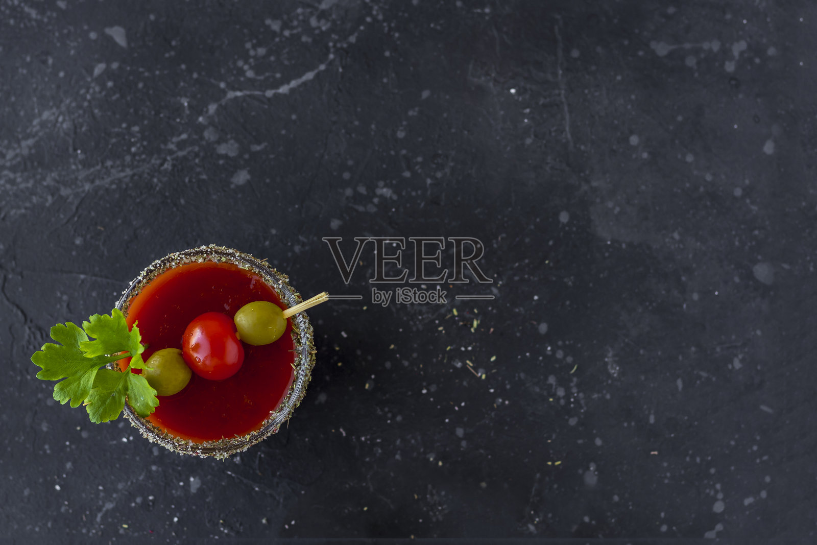 辛辣的伏特加血腥玛丽鸡尾酒配腌蔬菜(番茄、橄榄和芹菜)。关闭,复制空间,照片摄影图片