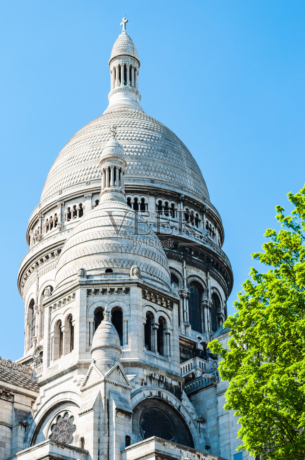 圣心大教堂的特写镜头,以蓝天为背景照片摄影图片
