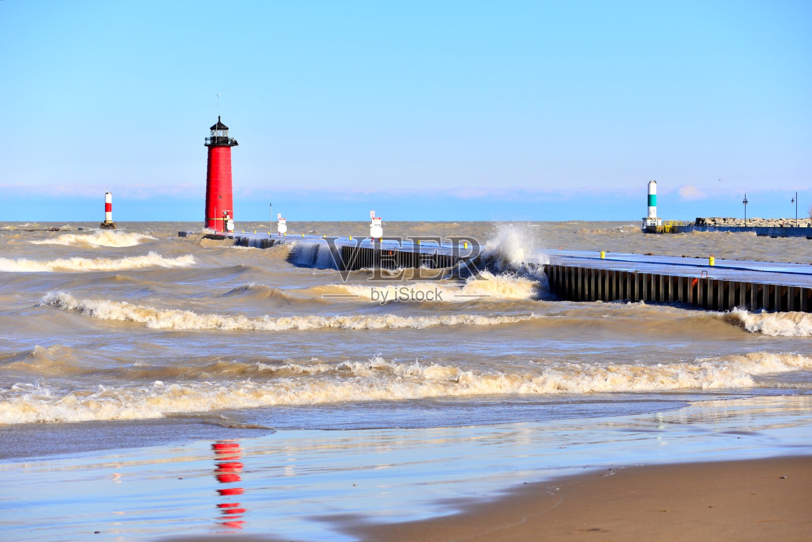 冬季,五大湖沿岸的左、右舷灯塔标志照片摄影图片