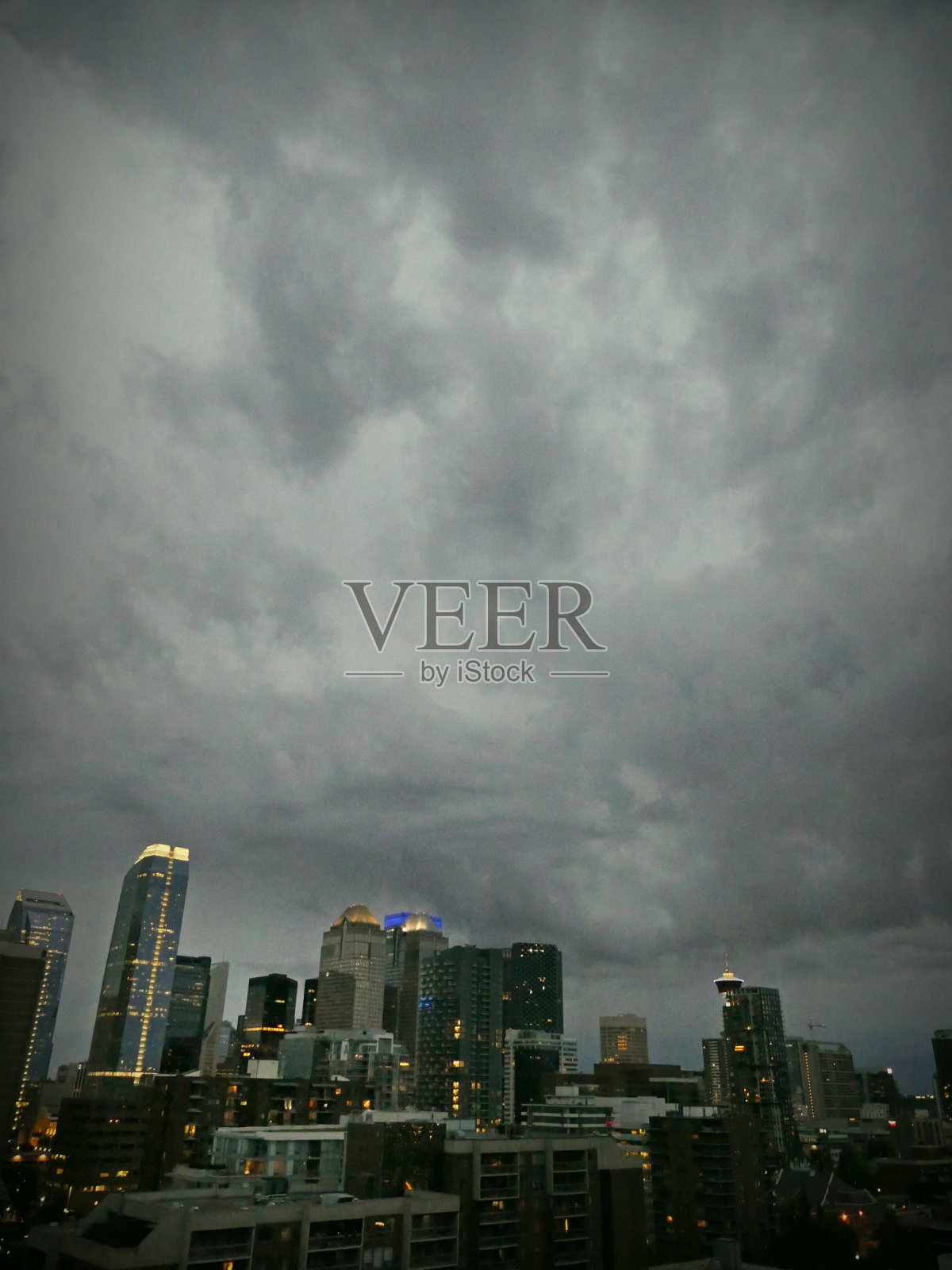 傍晚的雷雨云降临在卡尔加里照片摄影图片