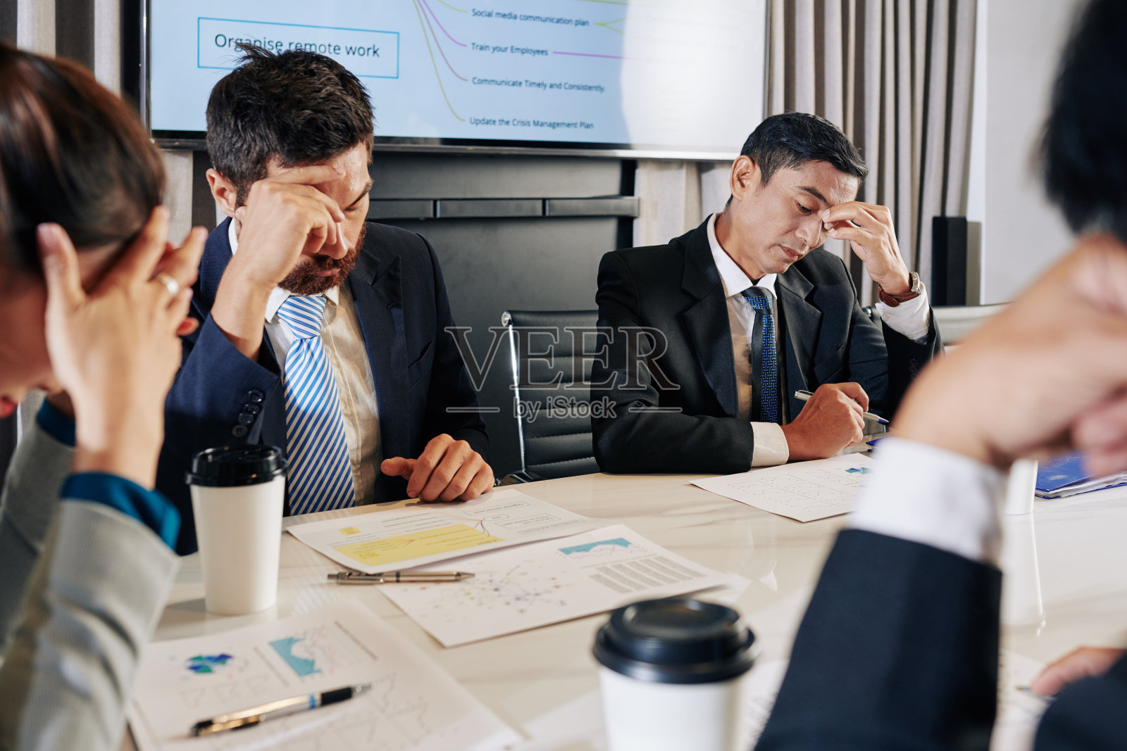 经理们在讨论应对危机的措施照片摄影图片