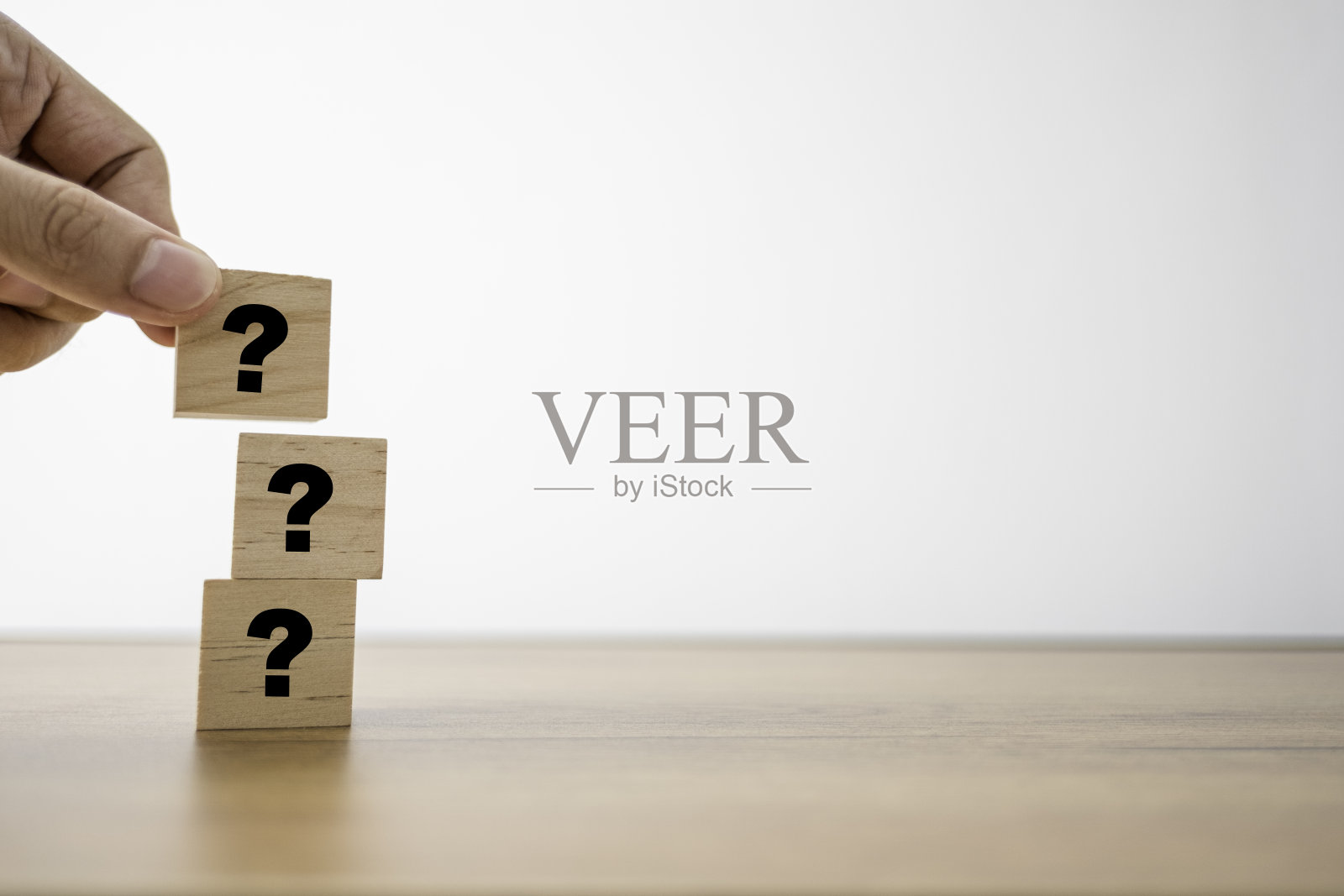 手把问号打印屏幕上的木方问答或问题和答案。培训会议和讨论概念。照片摄影图片