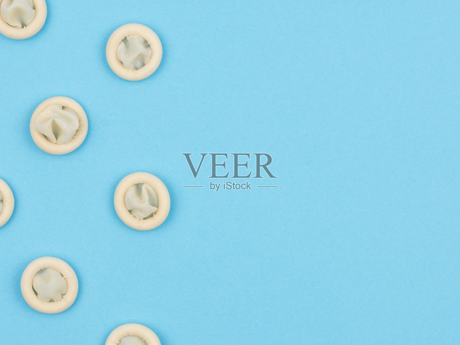 蓝色背景上割伤手指的橡胶保护。照片摄影图片