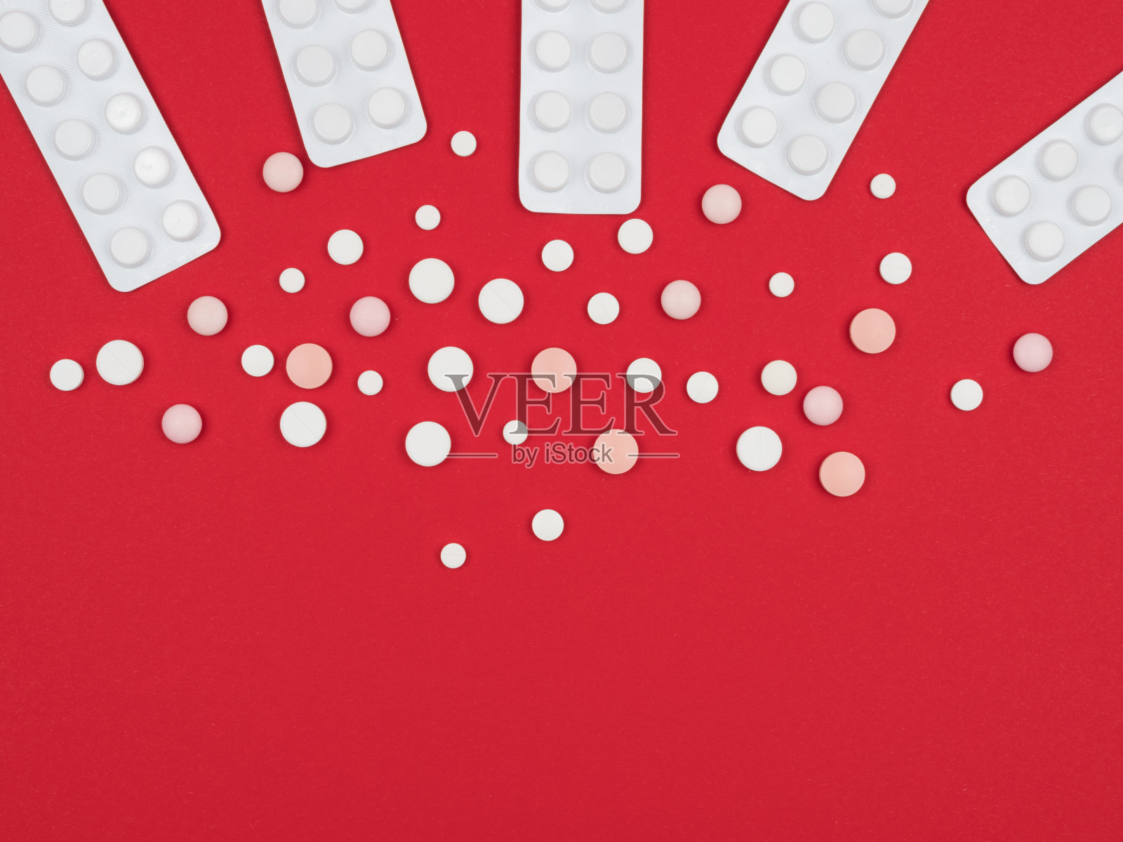 红色背景的药丸,药物。照片摄影图片