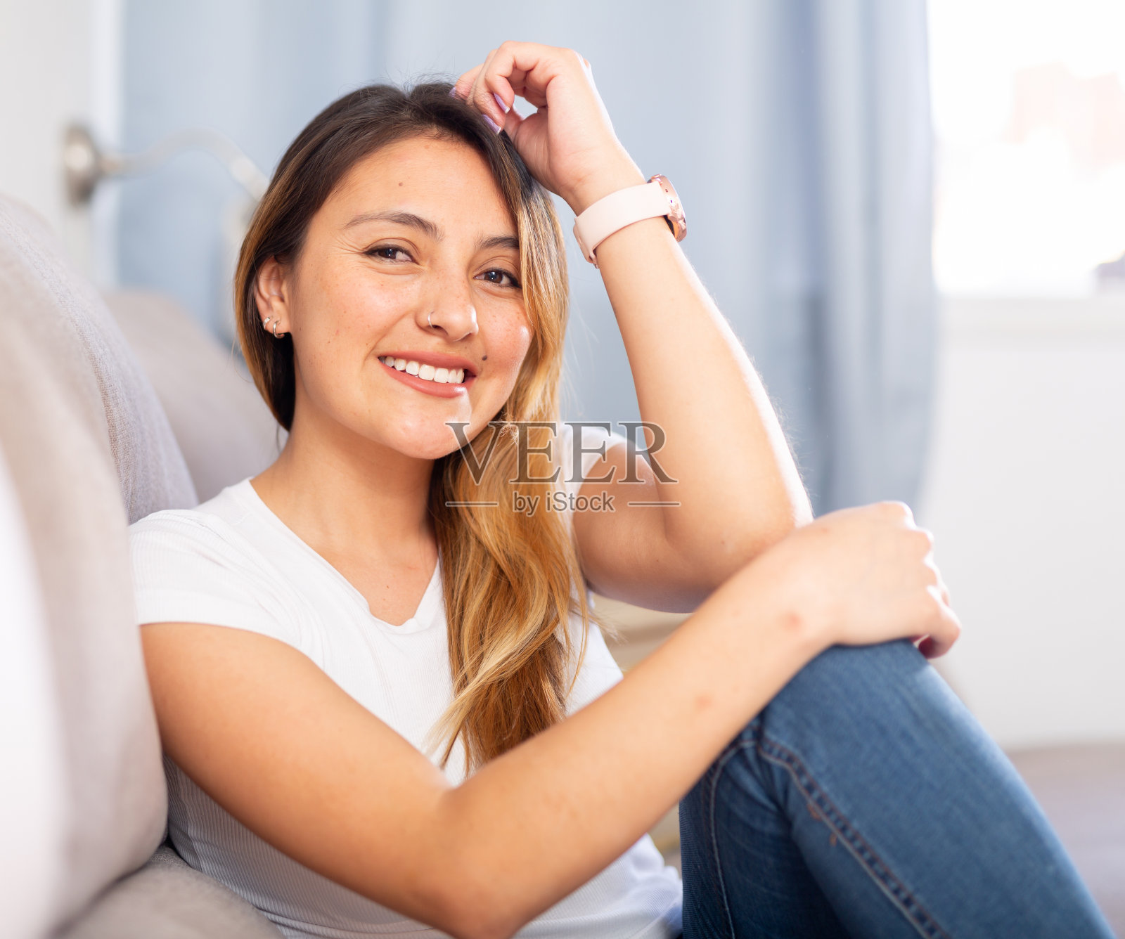 年轻女性在家里舒适的沙发上放松照片摄影图片