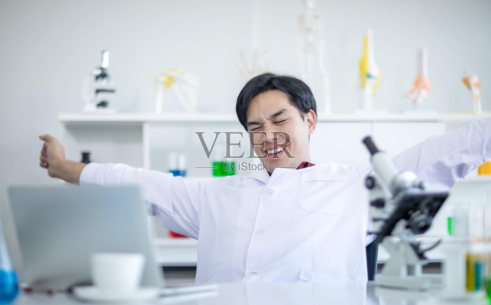 亚洲男医生放松双臂伸展照片摄影图片