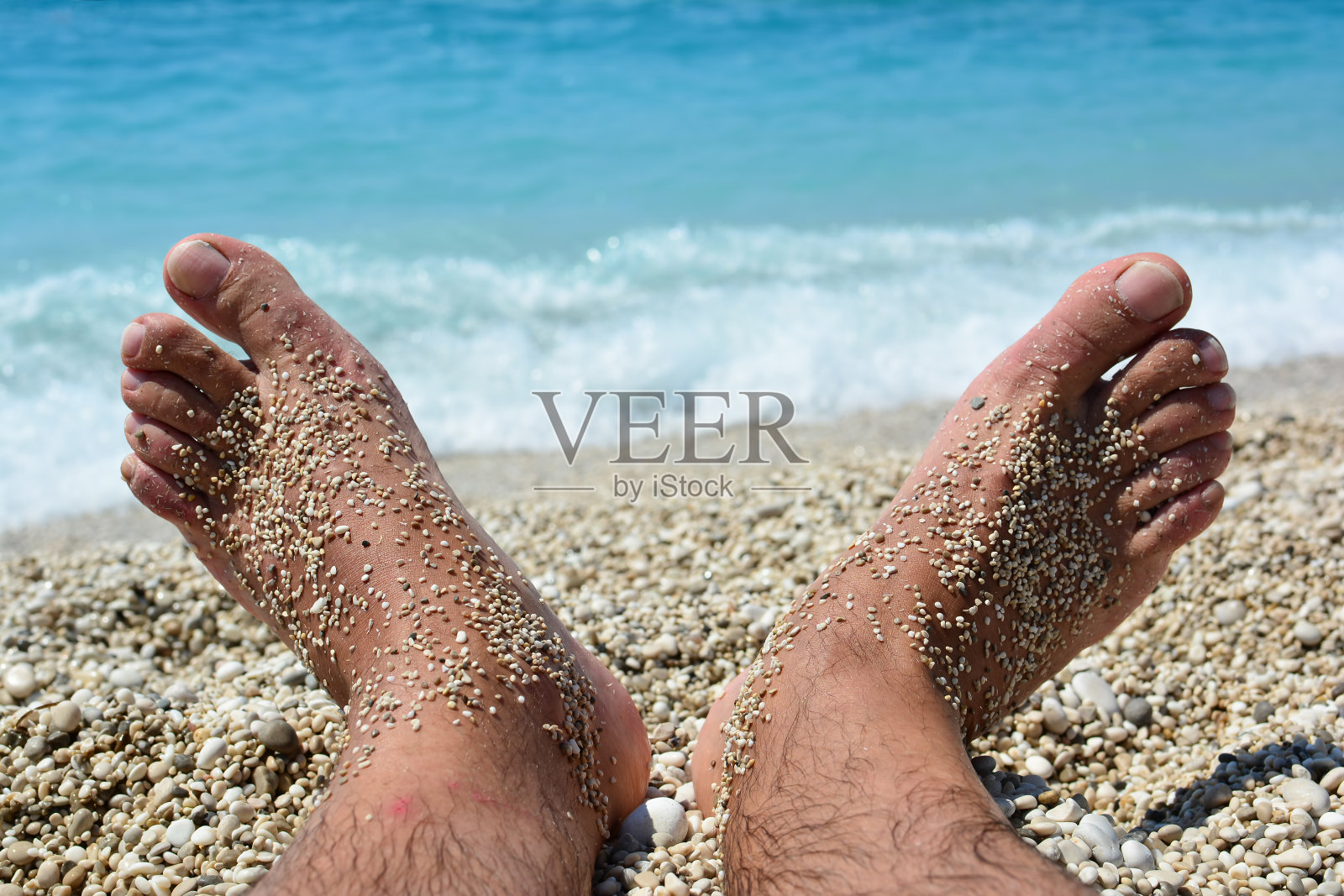 在温暖的卵石上的沙滩上放松照片摄影图片