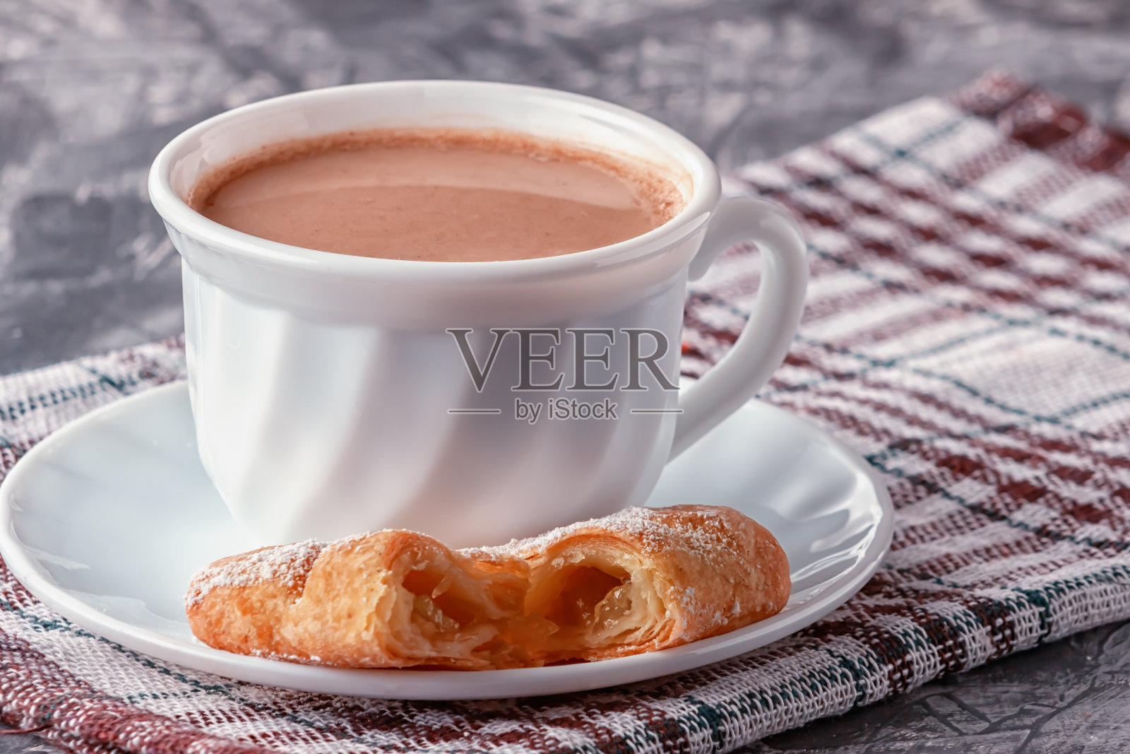 灰色背景上是奶油咖啡和刚烤好的泡芙照片摄影图片