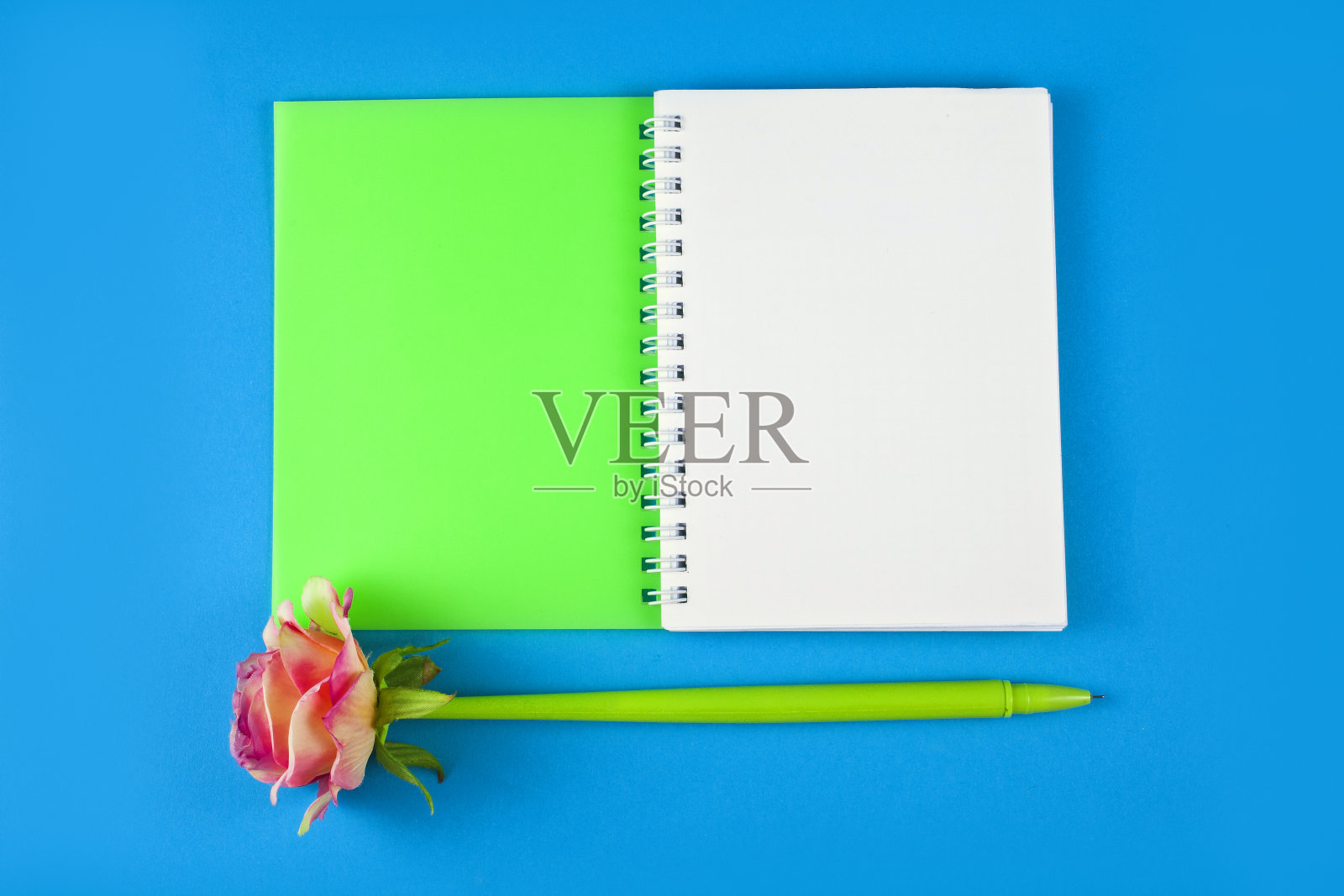 一个花形状的记事本和钢笔照片摄影图片