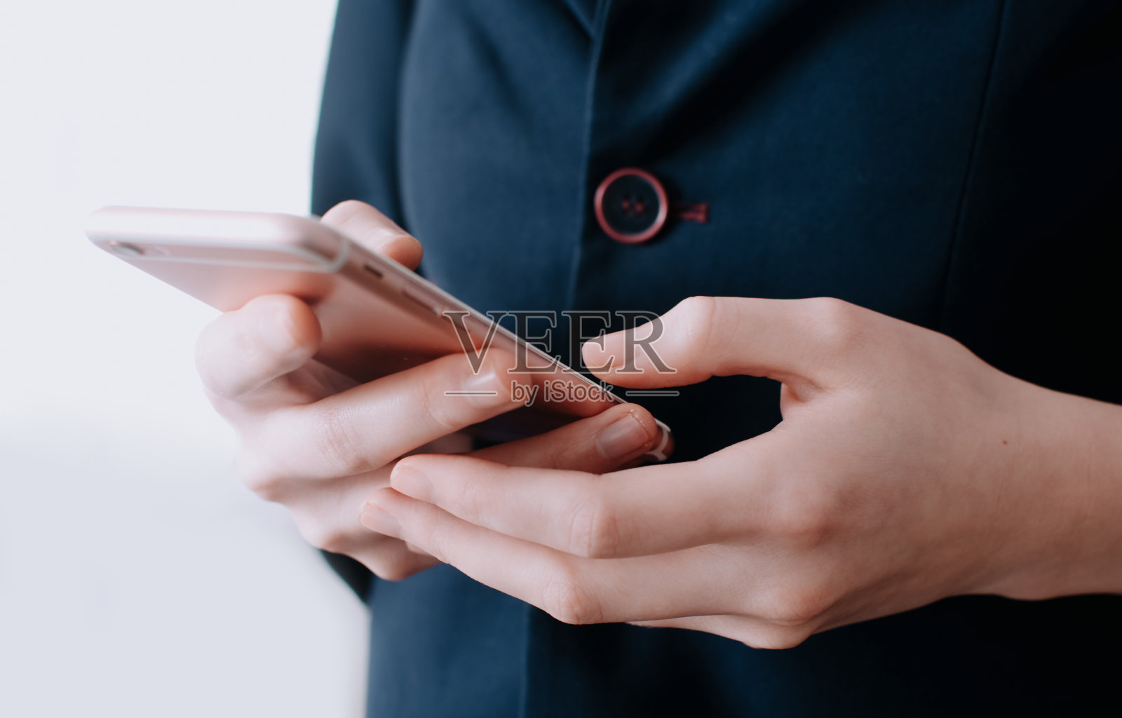 手握空白屏幕的智能手机。女性的手和短信手机。办公室。照片摄影图片