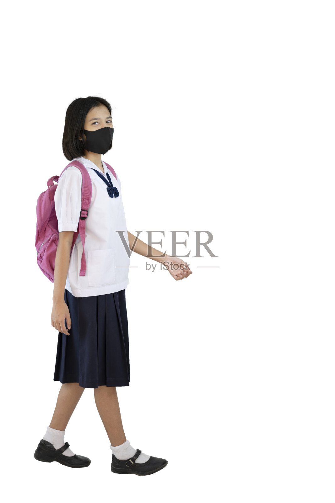 快乐年轻的亚洲女孩在校服戴面具与白色的背景,学生,剪切路径。照片摄影图片