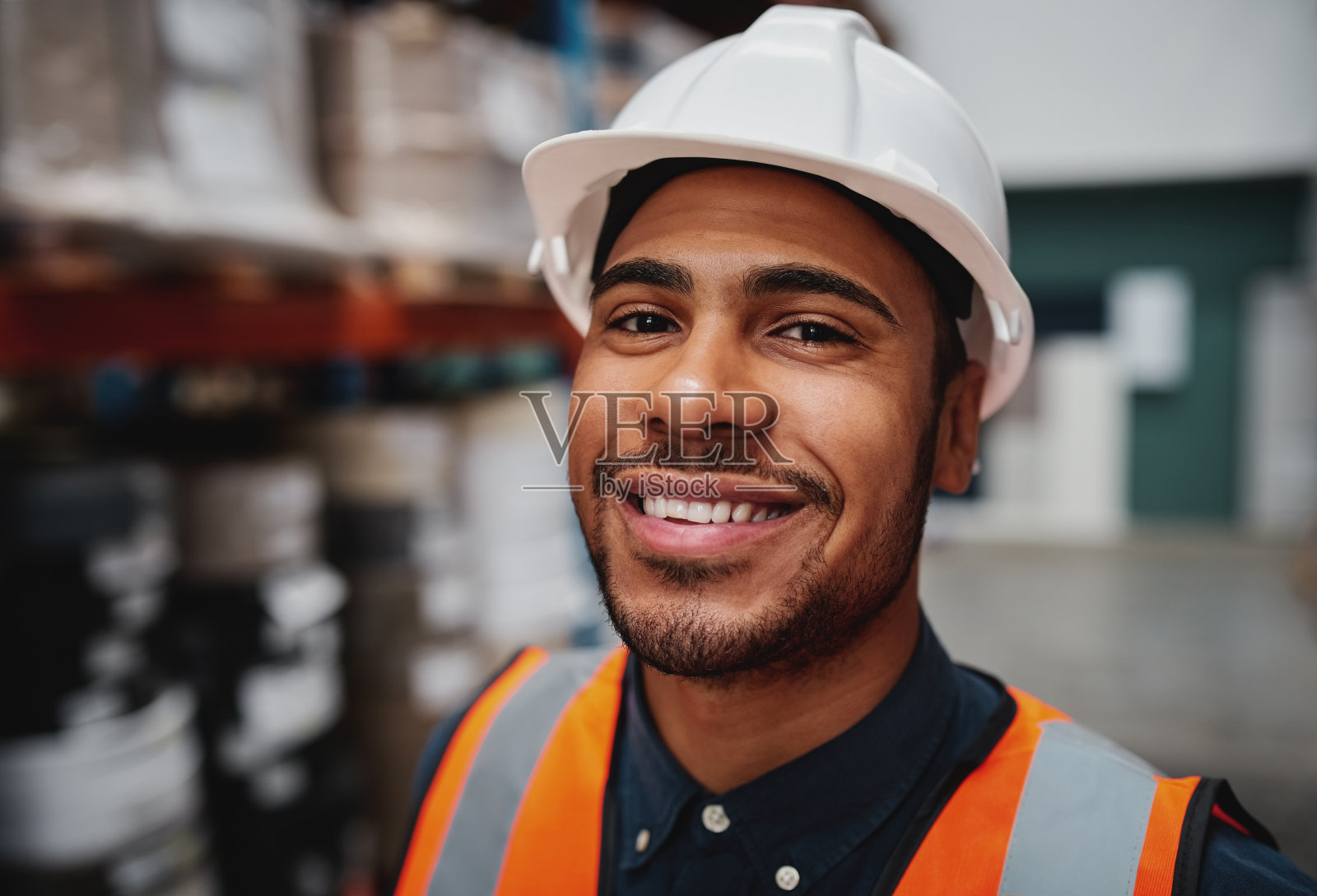 微笑的仓库主管戴着白色安全帽对着镜头微笑照片摄影图片
