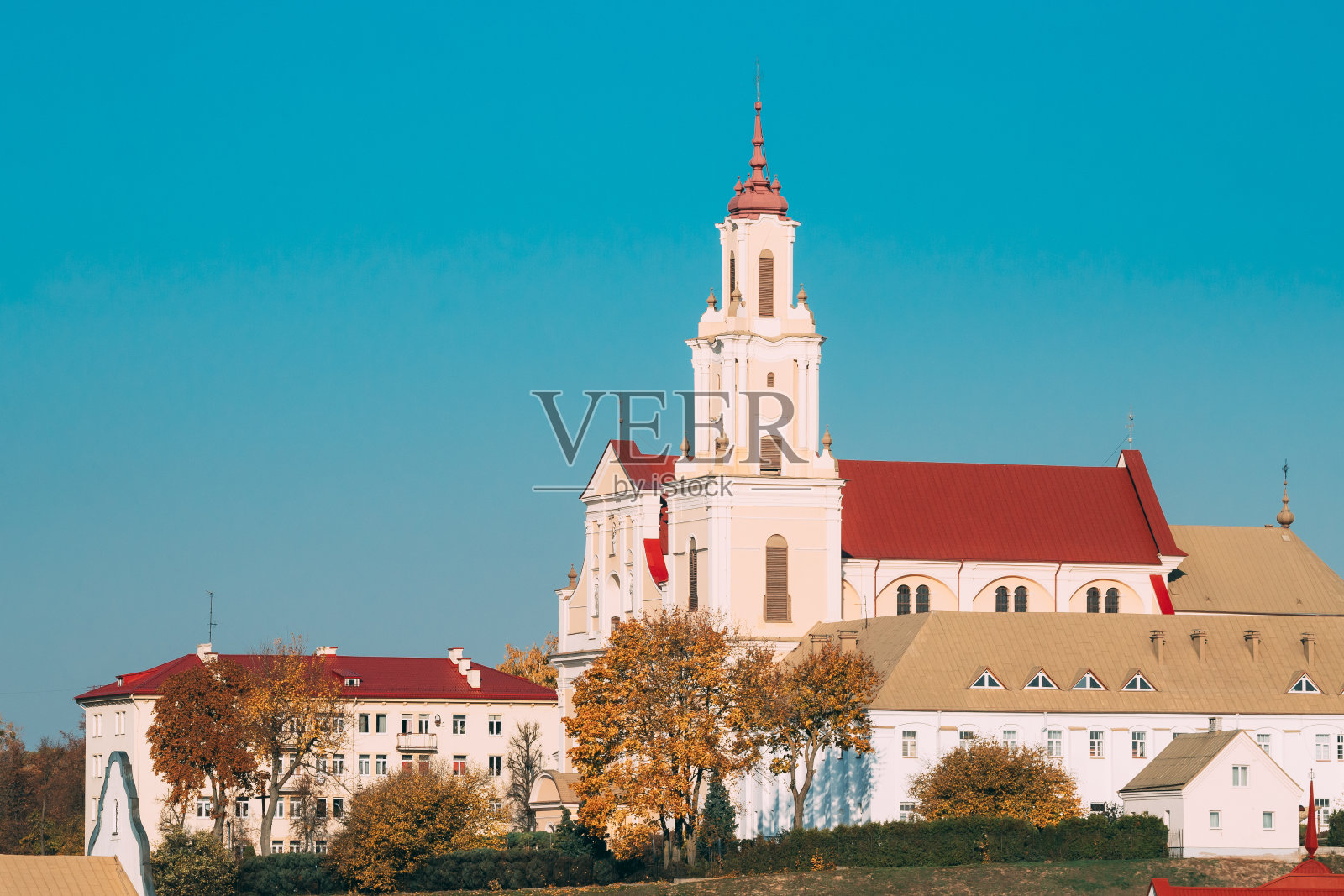 奥运会后,白俄罗斯。圣十字发现天主教堂和伯尔纳修道院在秋天阳光明媚的日子照片摄影图片