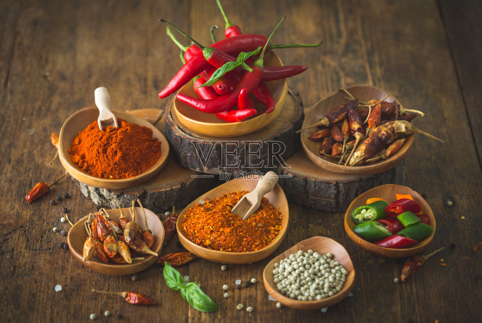 红辣椒粉和辣椒粉放入碗中照片摄影图片