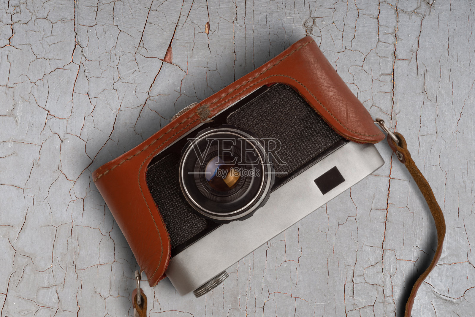 老式的相机。前视图。在老式的灰色木桌上。照片摄影图片