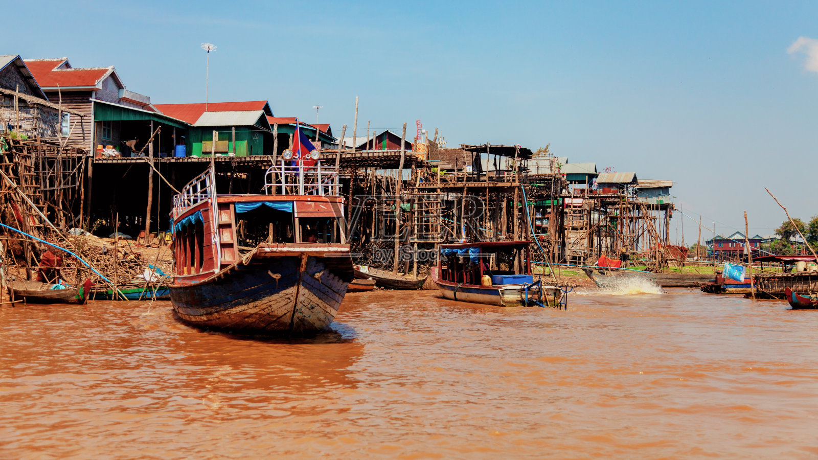 洞里萨湖湖。旱季的甘榜福禄水上渔村照片摄影图片