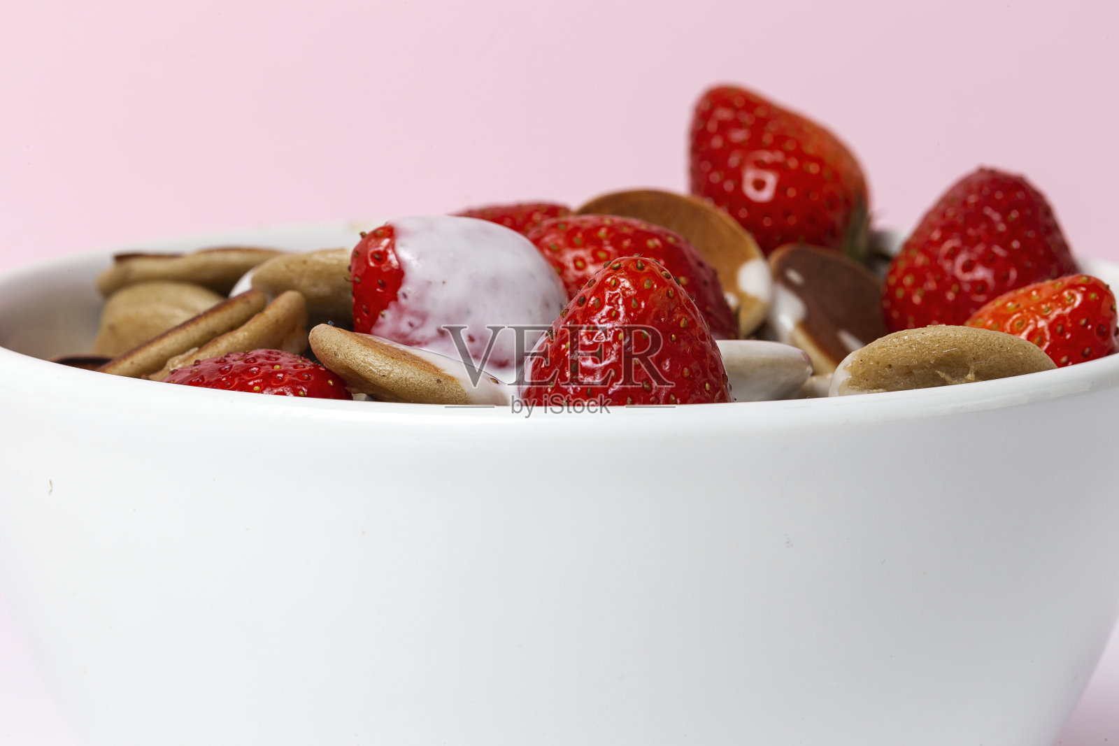 自制麦片迷你煎饼,酸奶,蜂蜜和草莓在彩色的背景。照片摄影图片