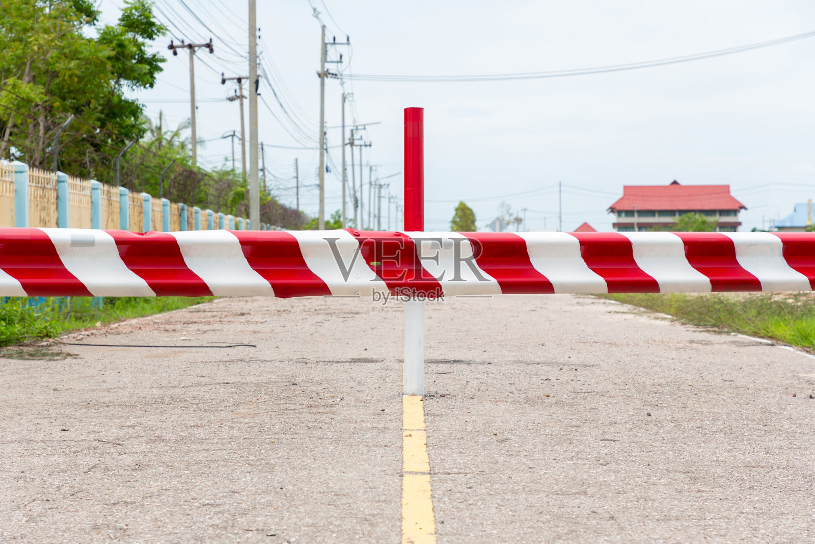 路障关闭了道路。失去了汽车通行的通道。主干道上禁止交通的路标。禁区,禁止进入,禁止通行照片摄影图片
