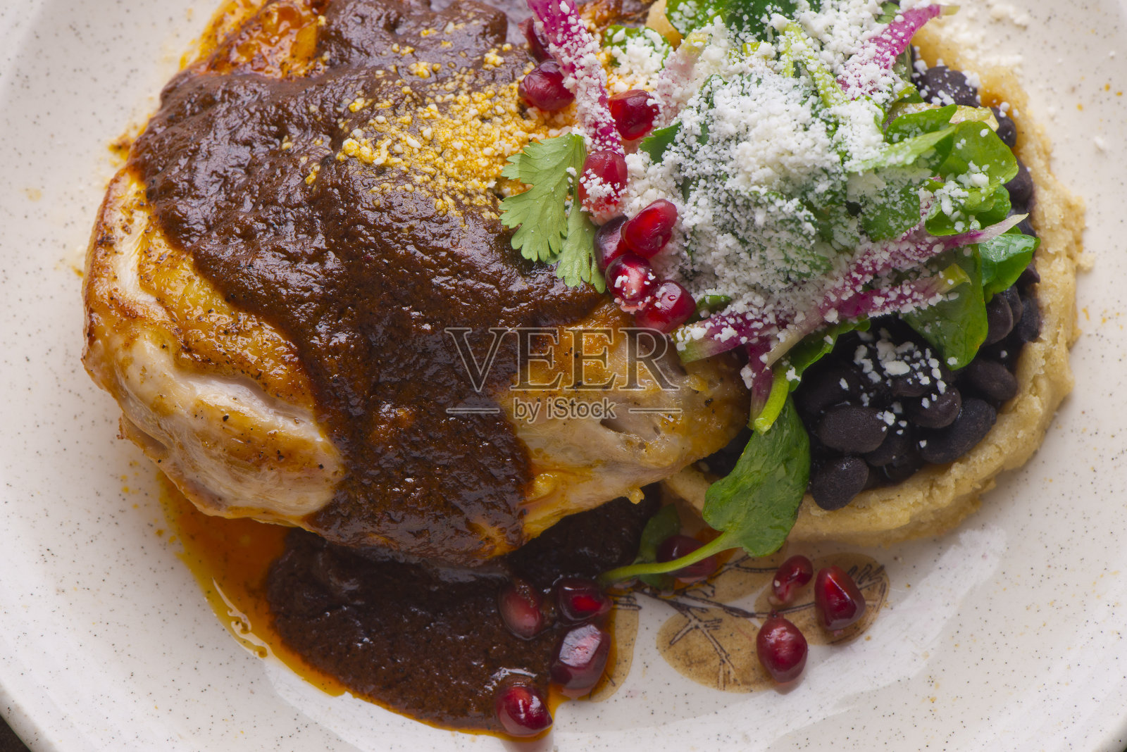 墨西哥玉米卷饼或墨西哥辣椒馅。经典的德州-墨西哥风味,辣椒馅,墨西哥奶酪,再配上炸豆和墨西哥米饭。照片摄影图片