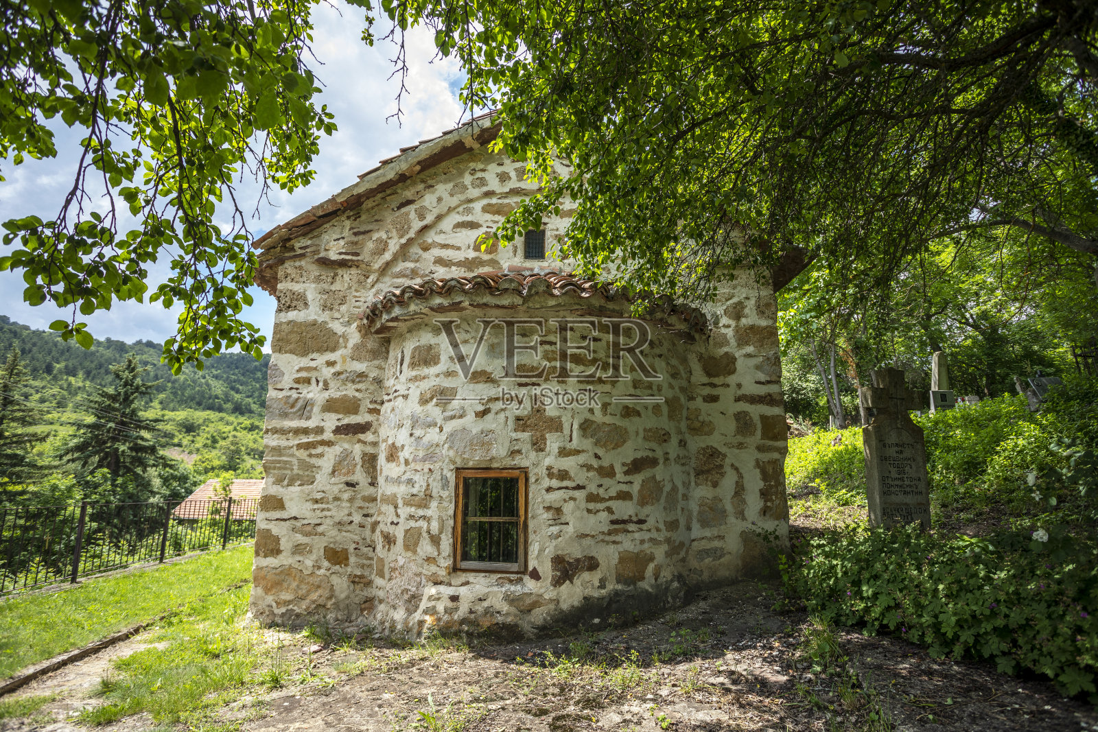 中世纪教堂“圣尼古拉斯”建于16世纪,保加利亚利亚林茨村。照片摄影图片