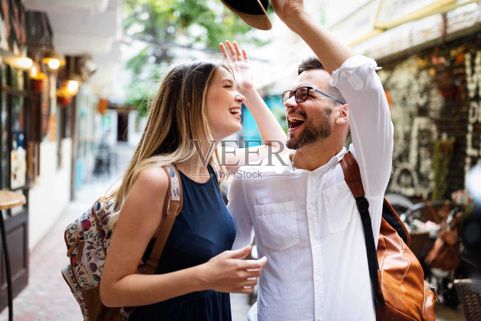 快乐的旅游情侣在爱有乐趣,旅游,微笑度假照片摄影图片