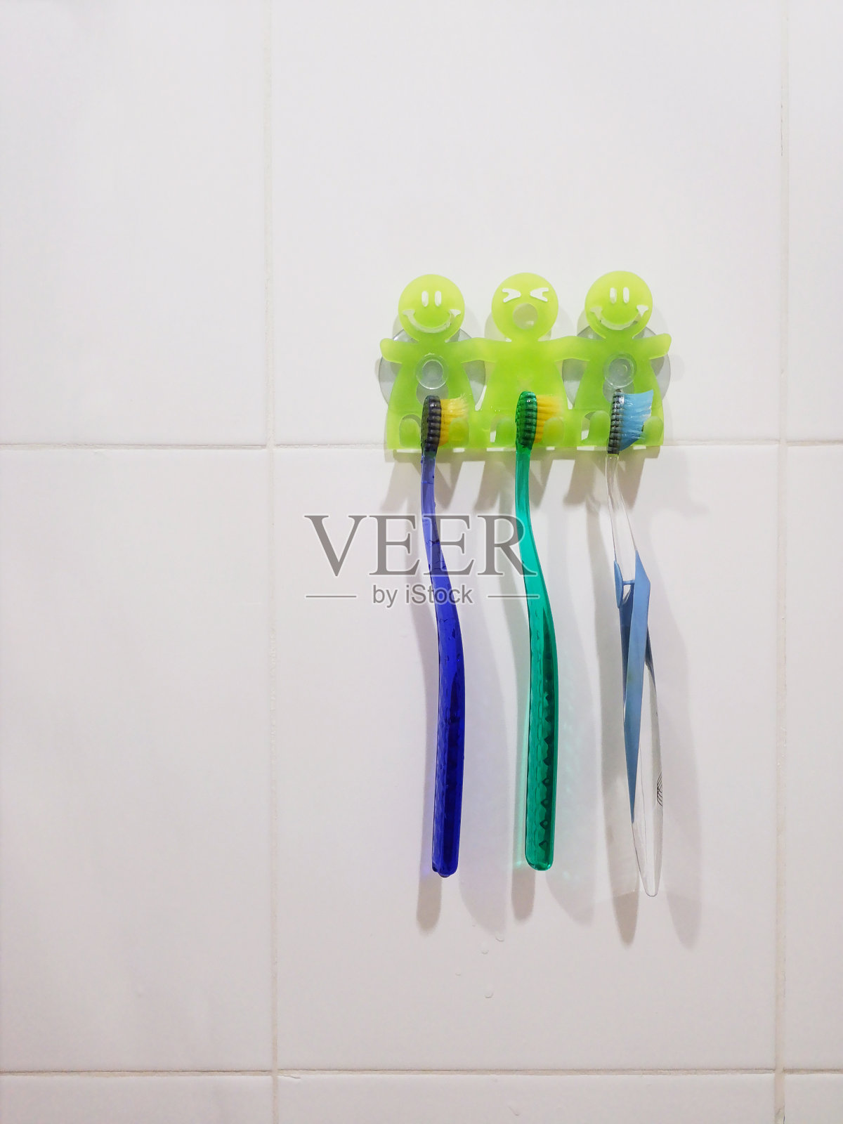 白色瓷砖上的牙刷背景墙照片摄影图片