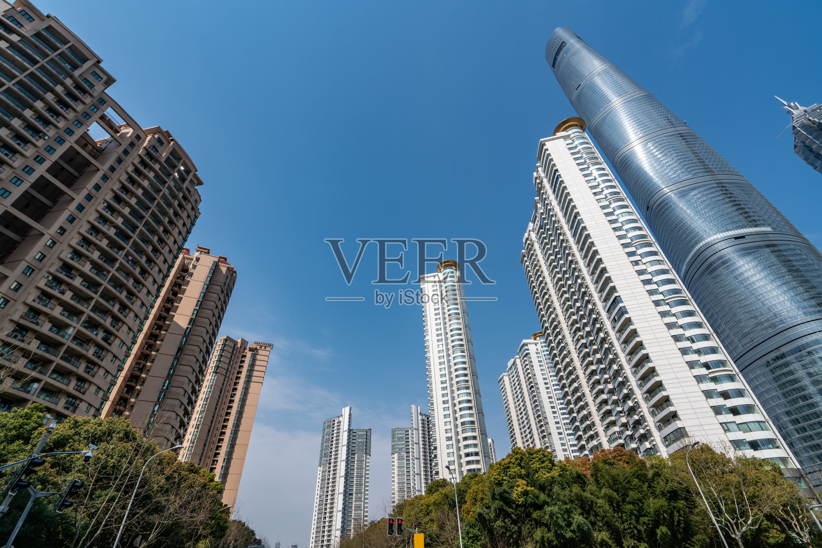 上海的摩天大楼和广场街景照片摄影图片