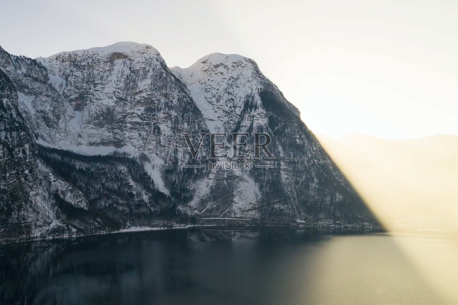 冬季,奥地利萨尔兹卡默古特的哈尔斯塔特奥博特朗湖照片摄影图片