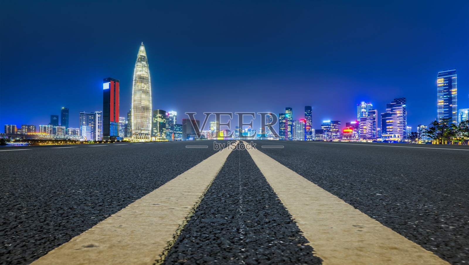 城市道路和现代建筑照片摄影图片