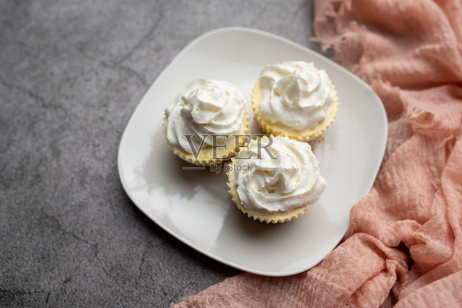 三个迷你奶酪蛋糕照片摄影图片