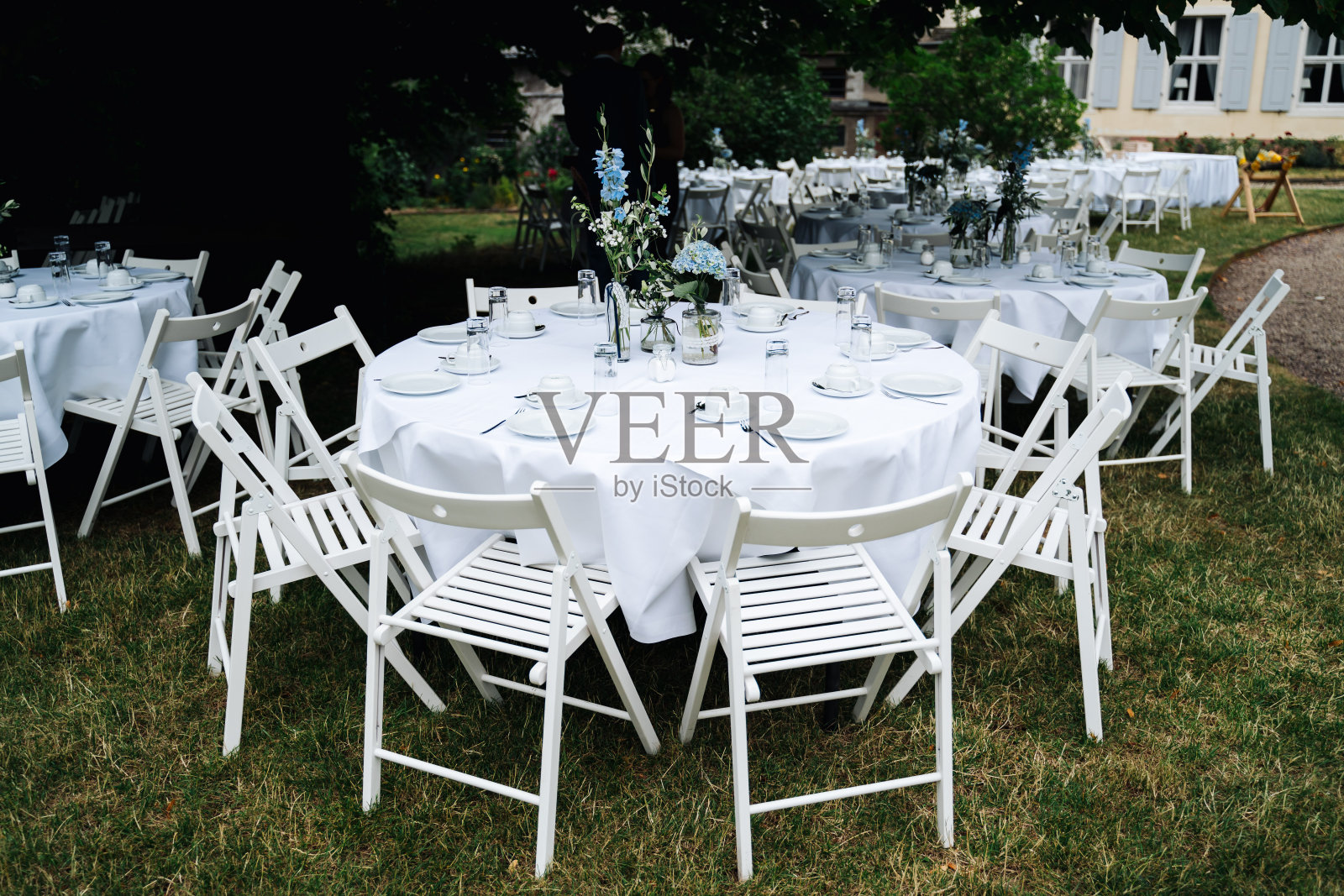 花园里空空的婚礼餐桌的照片照片摄影图片