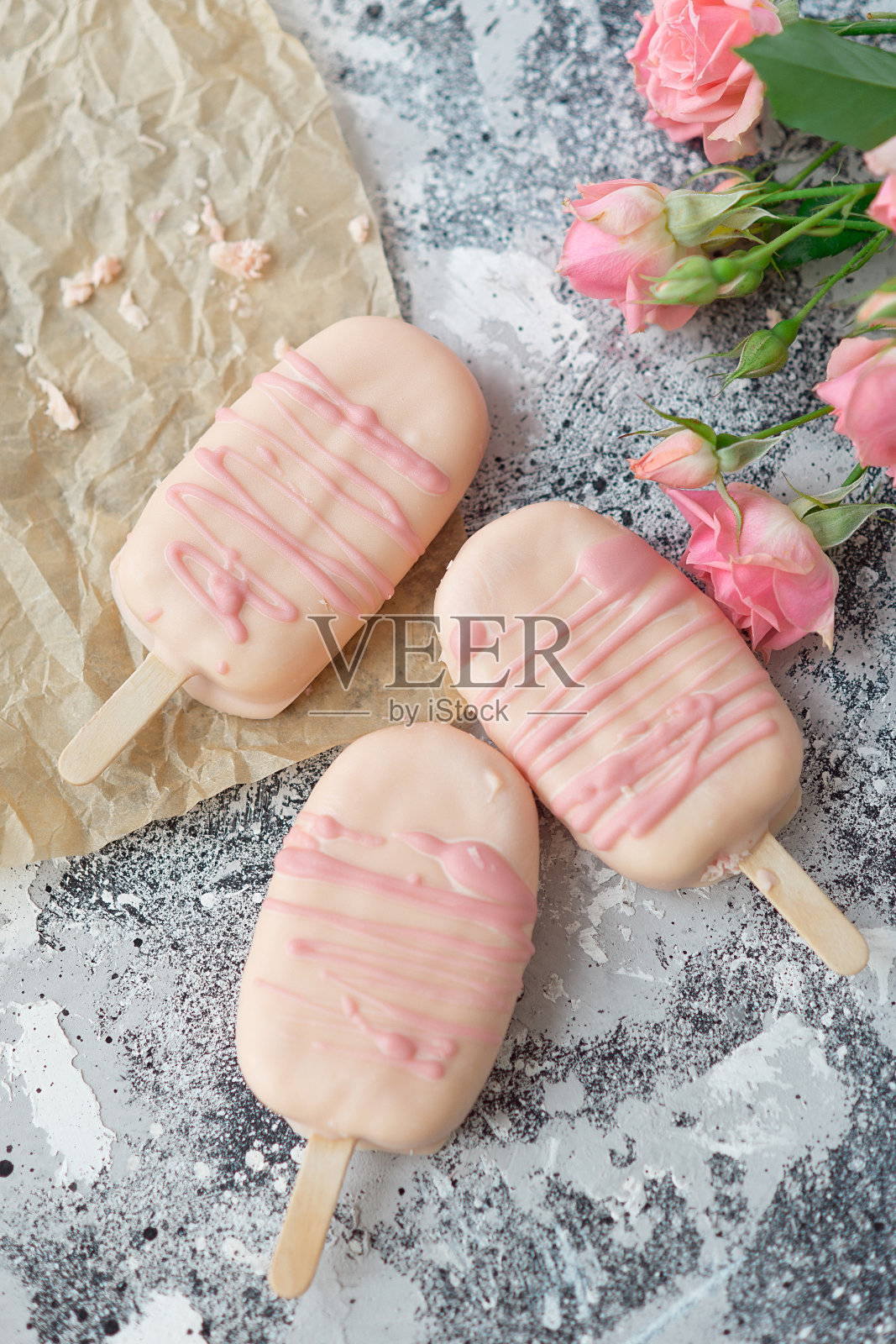 美味的冰淇淋甜点椰子味的冰巧克力釉粉巧克力从家庭面包店在灰色的背景。选择性聚焦,复制空间照片摄影图片