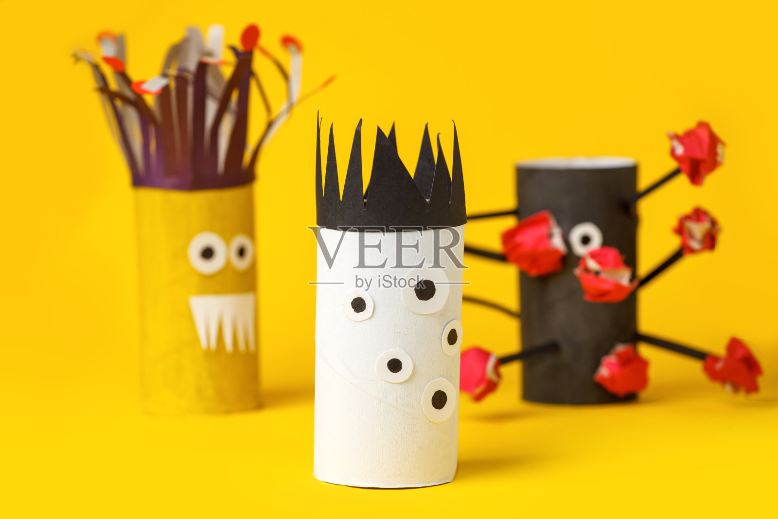 儿童抗压力艺术疗法,冠状病毒流行,万圣节派对上的怪物。简单的工艺品为孩子在蓝色的背景,复制空间,diy创意从马桶管,回收概念照片摄影图片