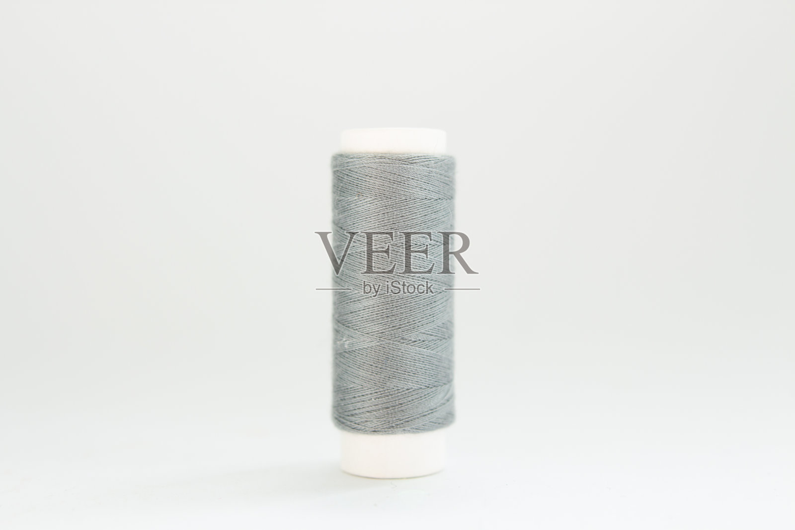 白色背景上的灰色线轴照片摄影图片