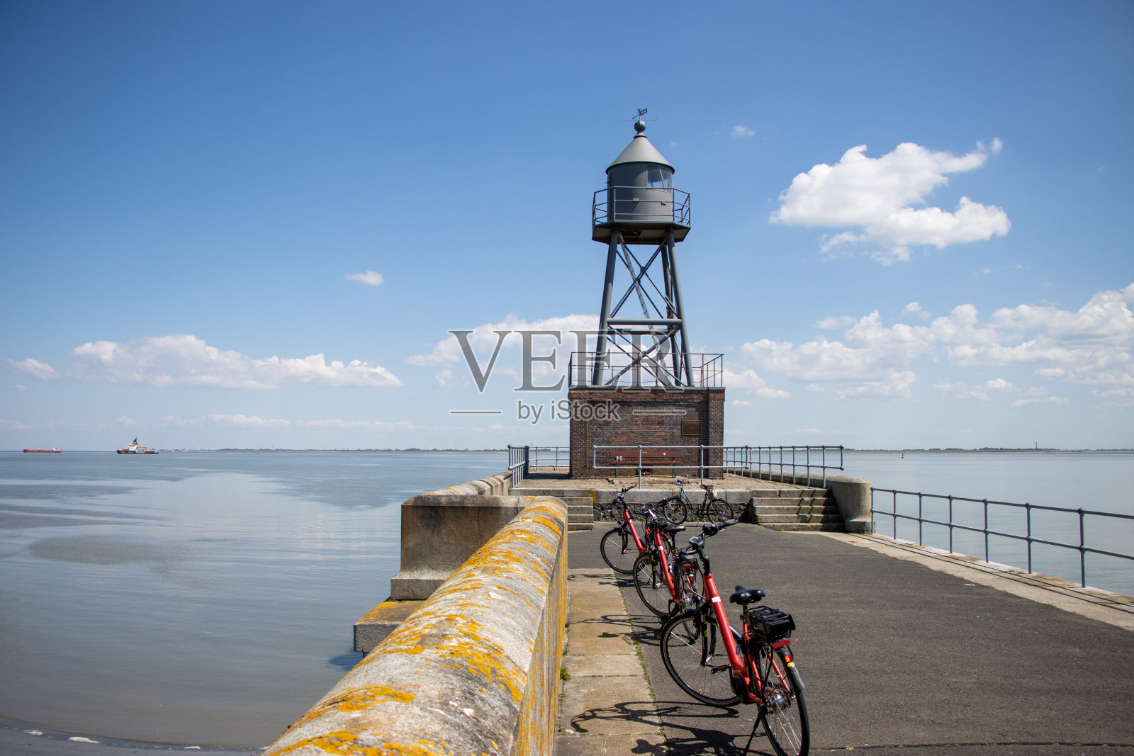 灯塔耸立在北海的一个码头的尽头照片摄影图片