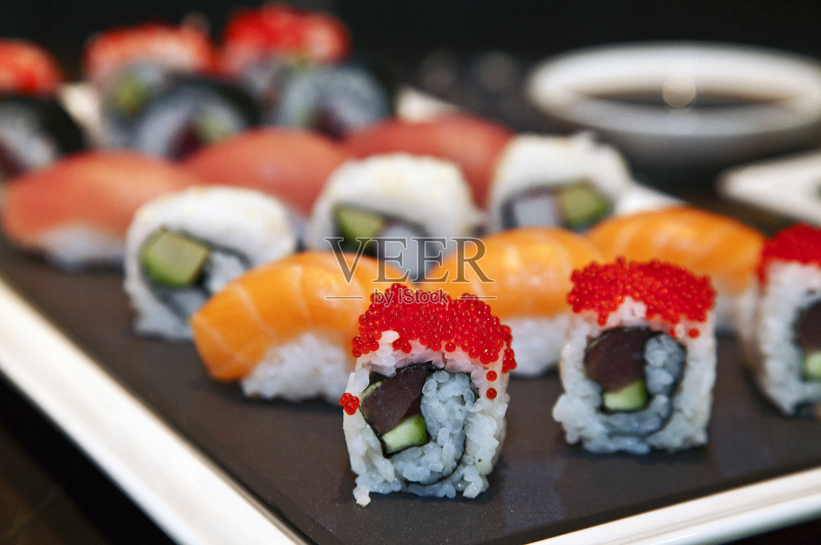 寿司和握寿司拼盘组合照片摄影图片