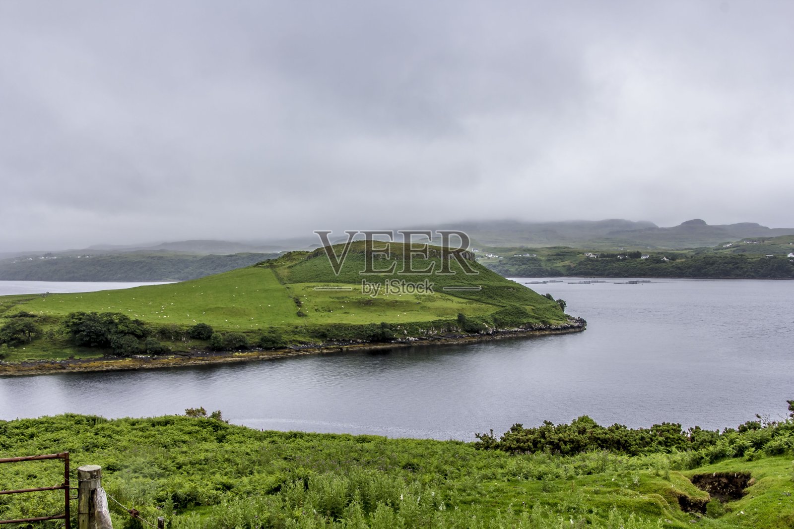 斯凯岛的薄雾清晨。照片摄影图片