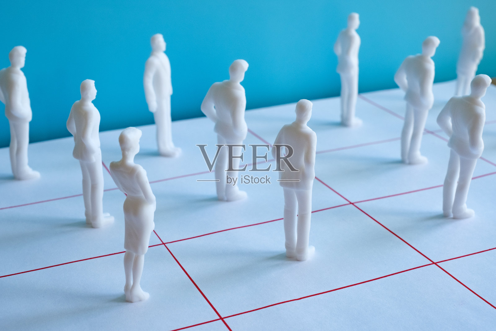 不认识的人在排队,保持安全距离照片摄影图片