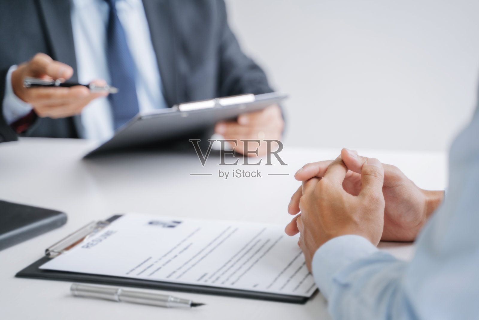 用人理念,用人单位,招聘人员和求职者在面试中使用简历。照片摄影图片