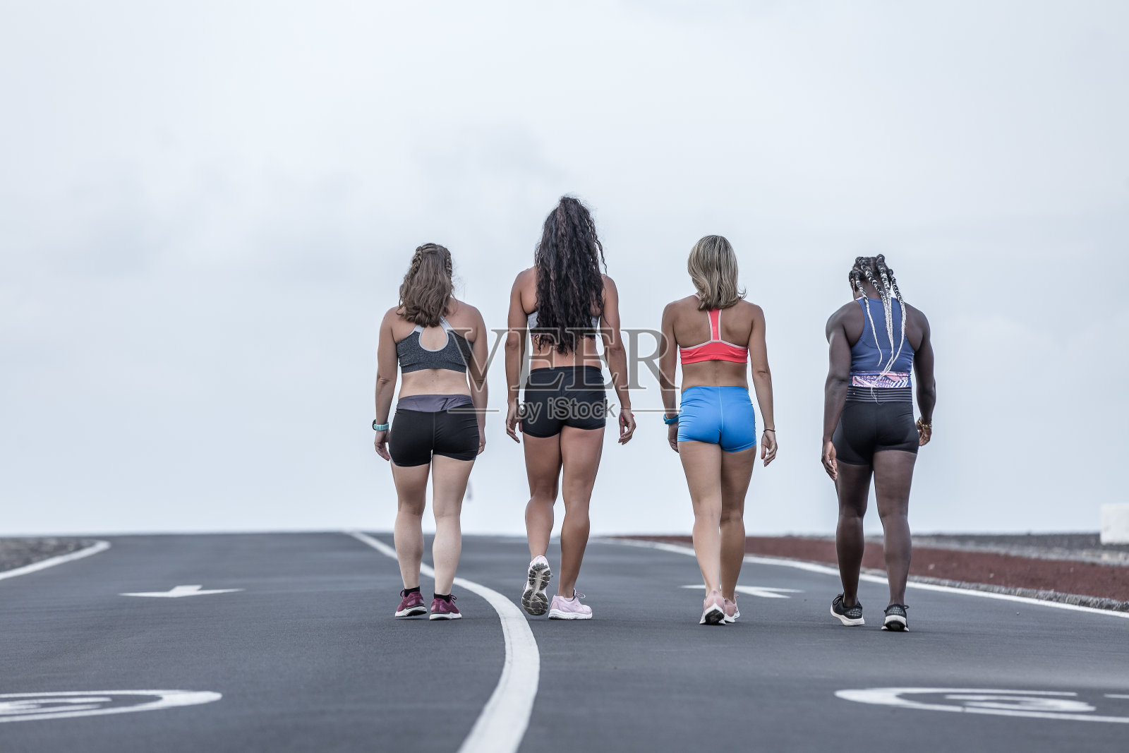 形形色色的女运动员走在路上照片摄影图片