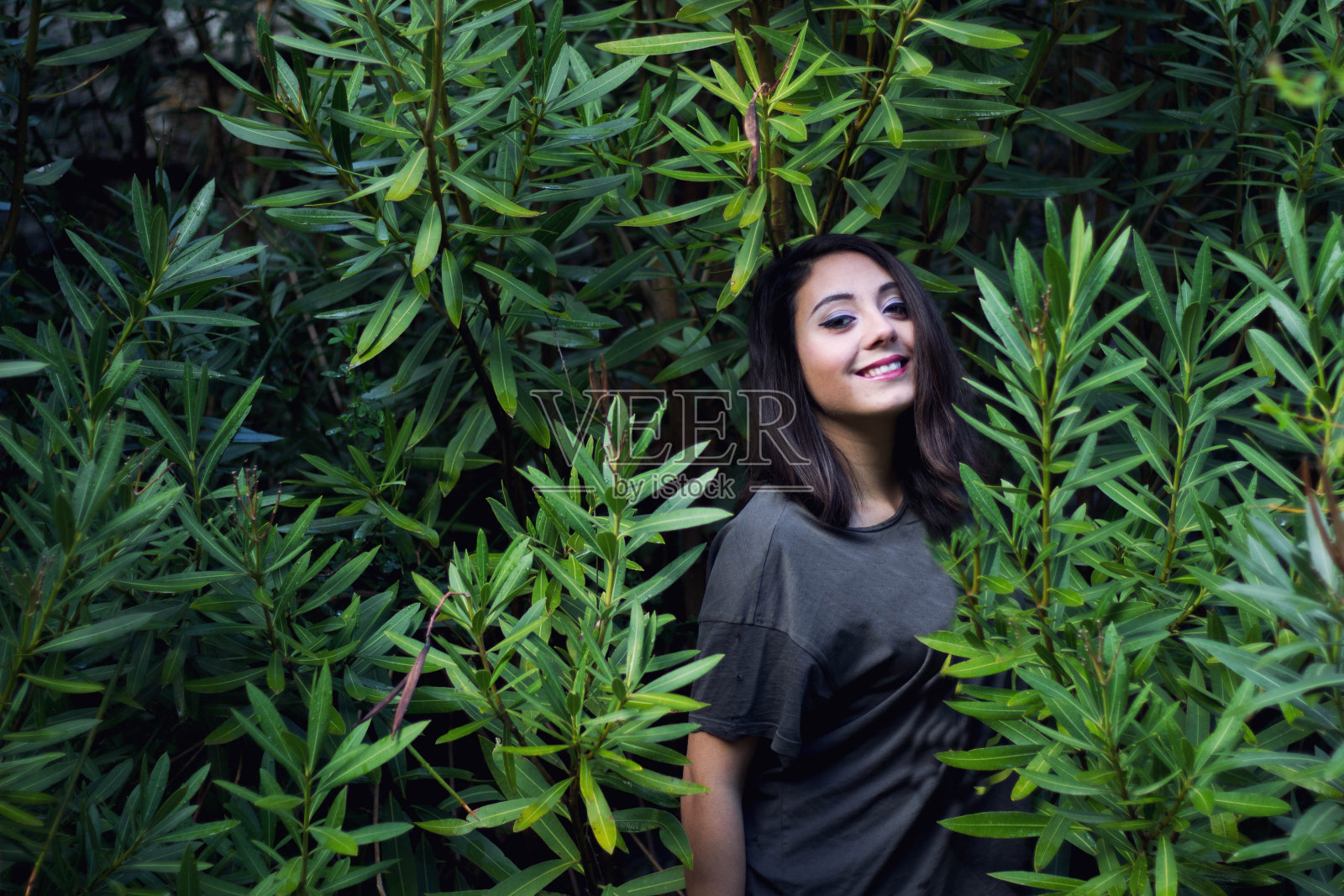 森林里的女孩。照片摄影图片