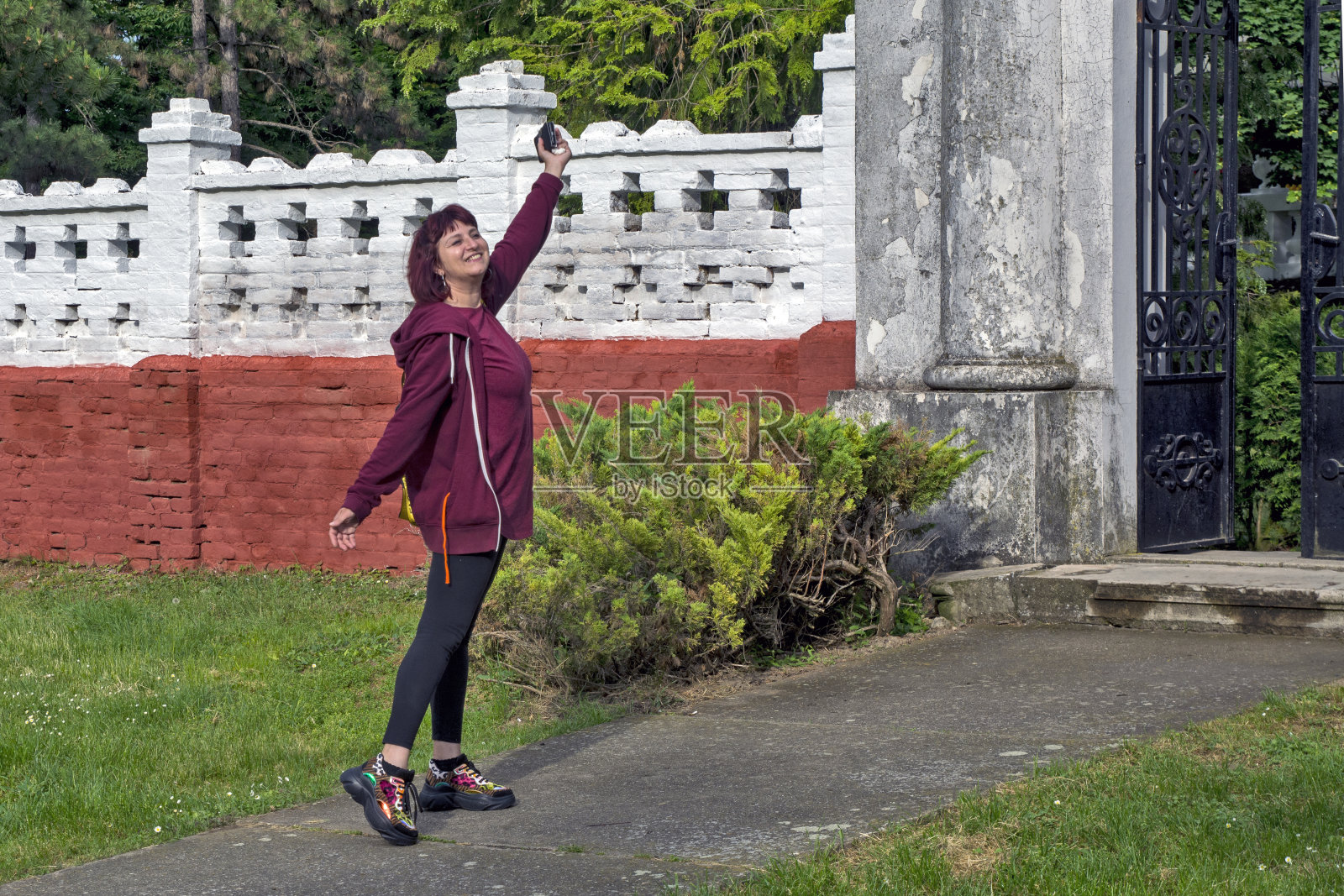 拿着电话的年轻女子照片摄影图片