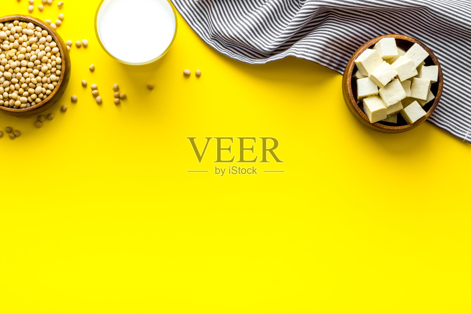 大豆素食食物。黄桌子上的豆浆和豆腐从上面拷贝空间照片摄影图片