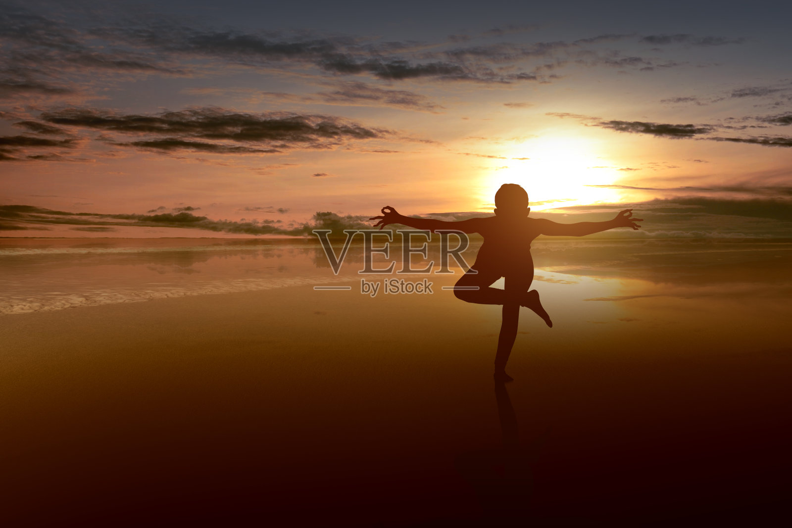 一个女人的剪影正在练瑜伽照片摄影图片