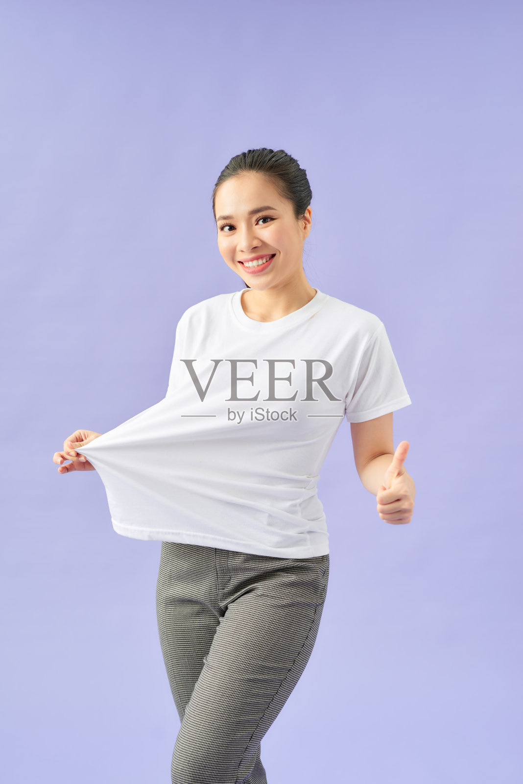 快乐的年轻女子减肥后。照片摄影图片