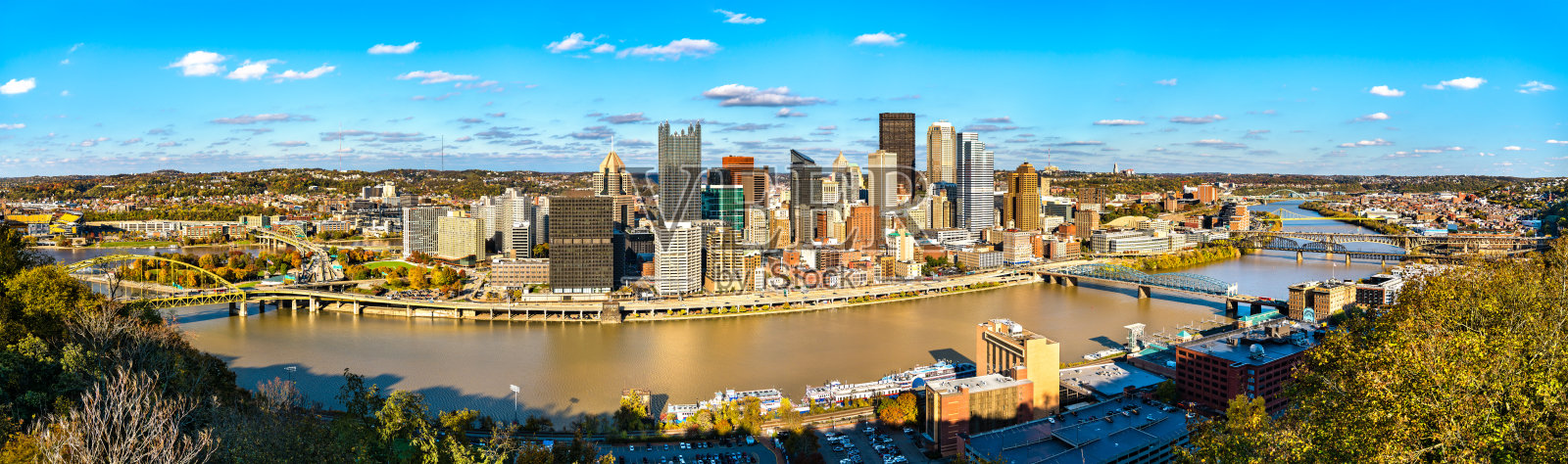 全景匹兹堡市中心与莫农加希拉河在宾夕法尼亚州照片摄影图片