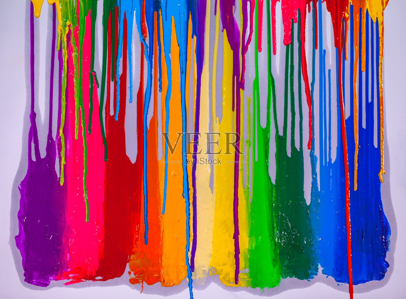 许多颜色滴在白纸上照片摄影图片