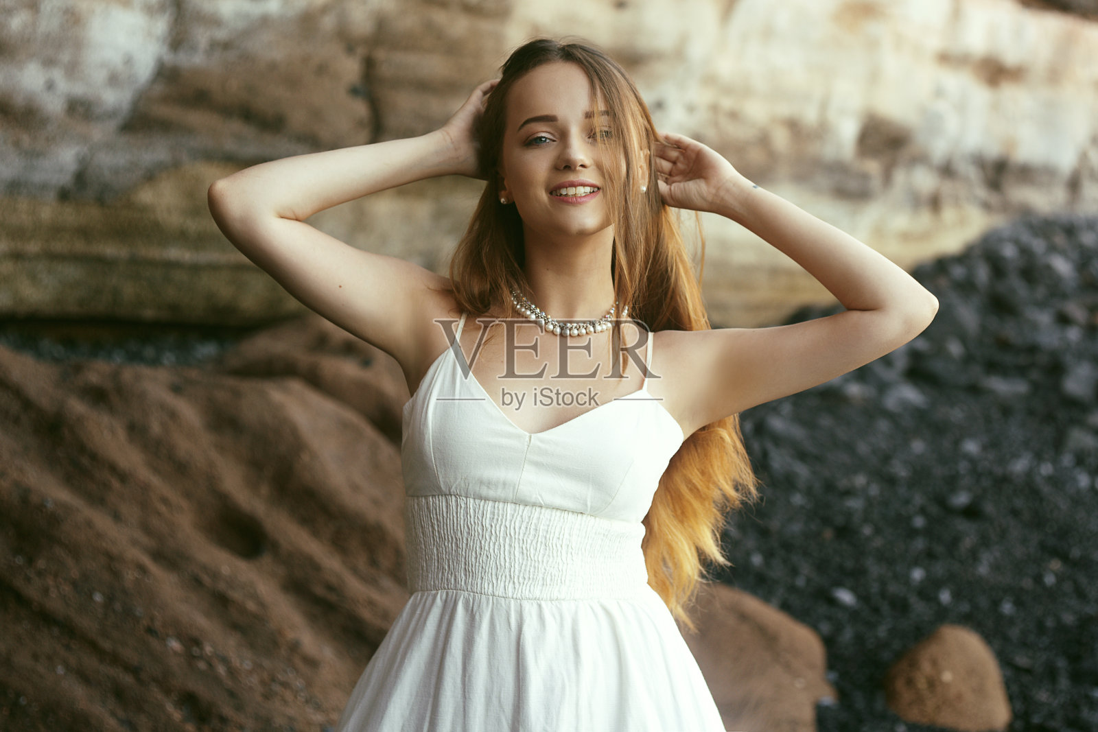 美丽的女孩穿着白色长裙在海边的沙滩上。这种模式是与生俱来的,笑,开心,疯狂。快乐的女孩在假期,夏天,情绪。度假的新娘。照片摄影图片