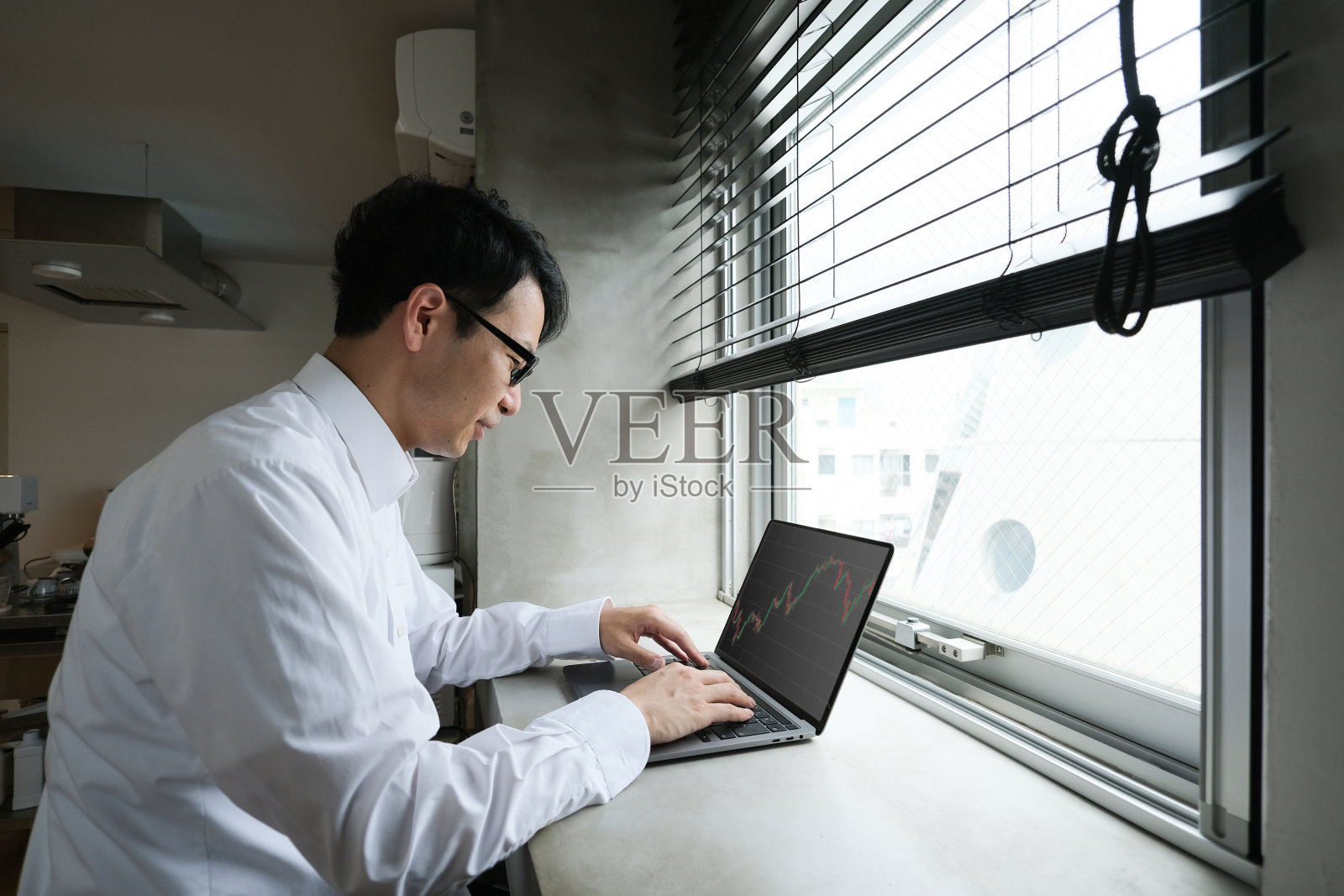 亚洲商人在家用笔记本电脑工作照片摄影图片